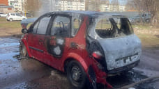 Автомобиль Renault сгорел в Ижевске на улице Оружейника