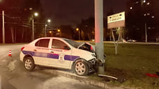 Водитель за рулем автомобиля охранного предприятия протаранил столб на улице Ворошилова в Ижевске