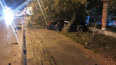 Водитель BMW врезался в ограждение летнего сада в Ижевске