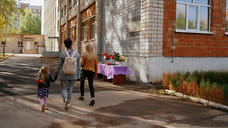 В Ижевске к мемориалу в школе №88 несут цветы в память о трагедии
