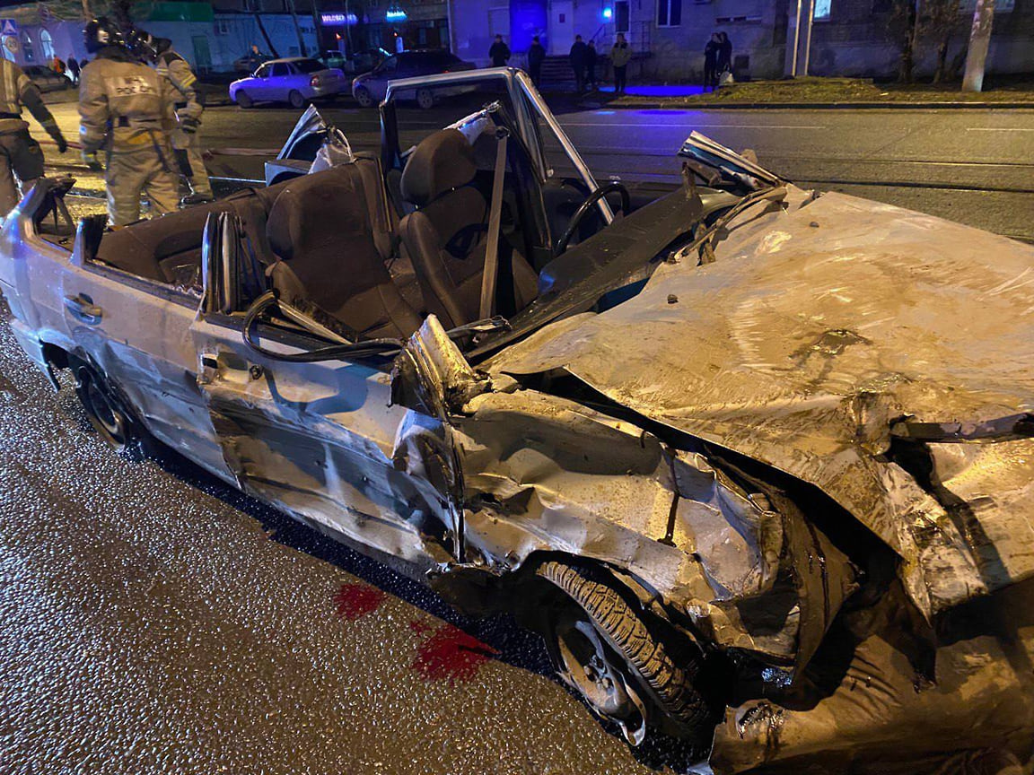 Водитель погиб и двое пассажиров пострадали в ДТП со световой опорой в  Ижевске – Коммерсантъ Ижевск