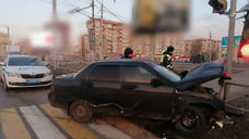 В Ижевске водитель авто наехал на опору светофора, уходя от погони полицейских