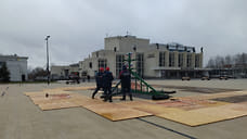 Новогоднюю елку начали устанавливать на Центральной площади в Ижевске
