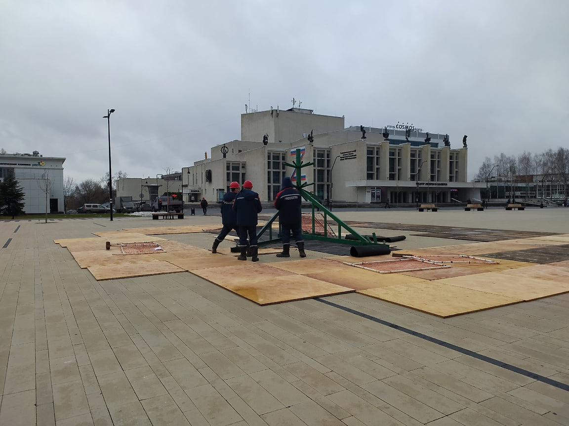 Новогоднюю елку начали устанавливать на Центральной площади в Ижевске –  Коммерсантъ Ижевск