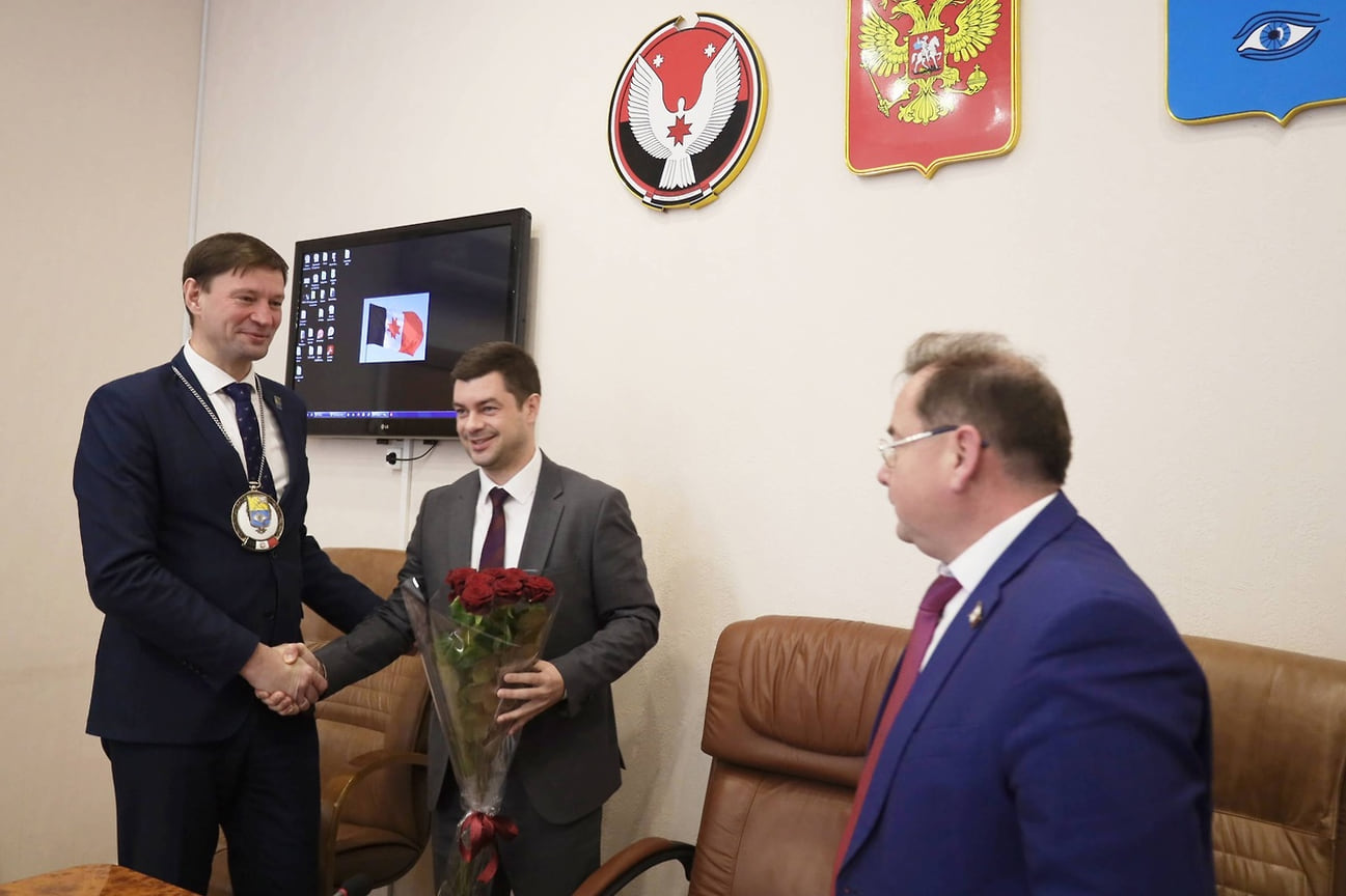 Слева на фото глава Глазова Сергей Коновалов