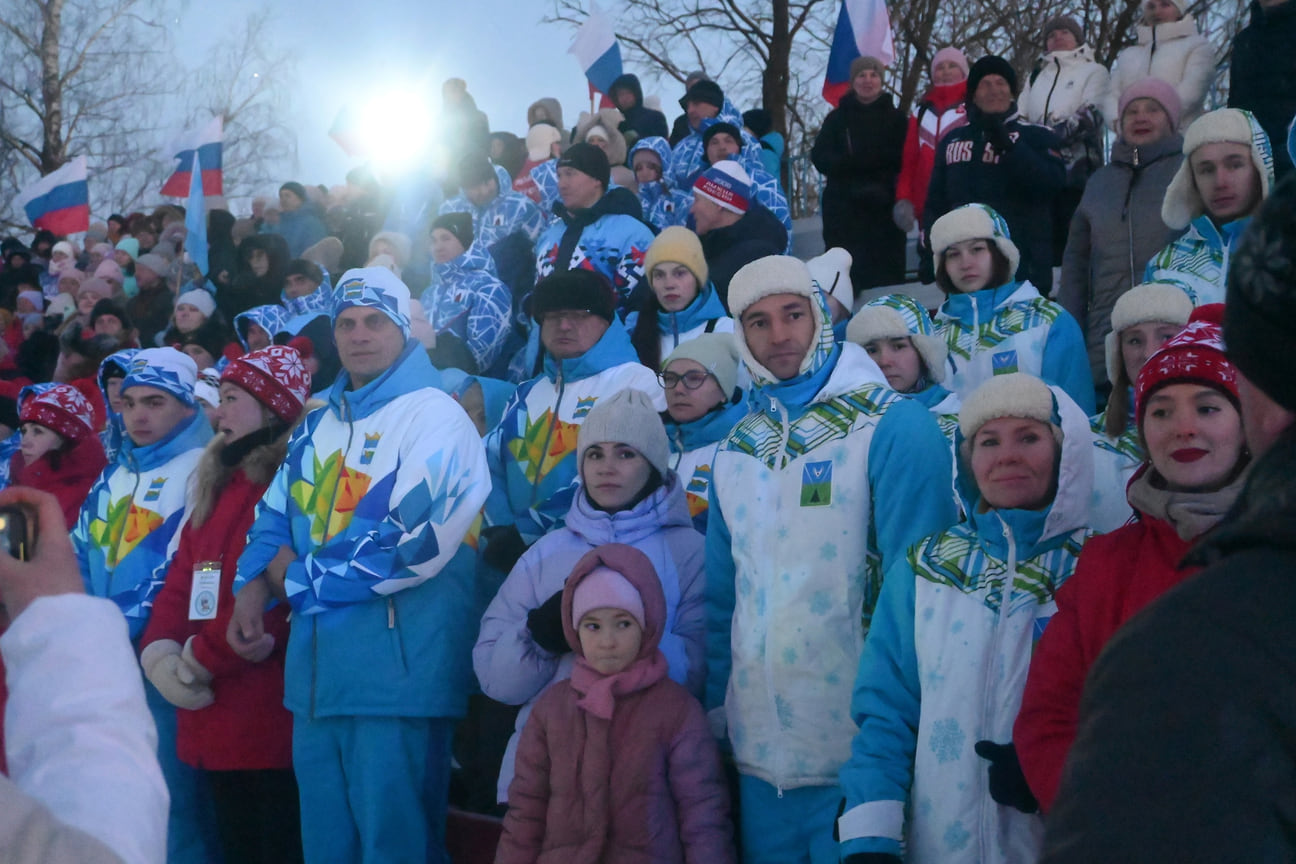 Команды и болельщики на церемонии открытия
