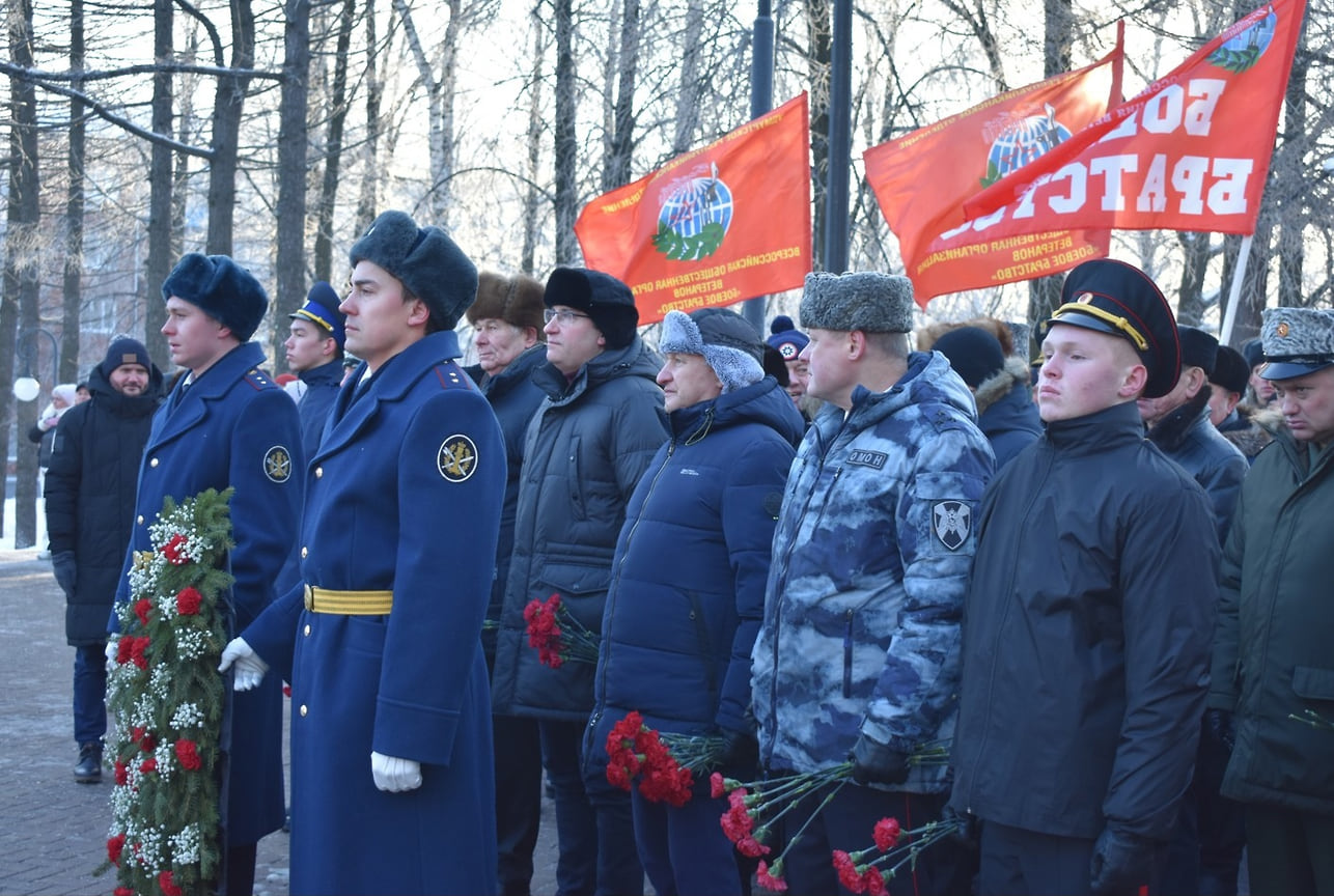 Делегация почтила минутой молчания память тех, кто отдал жизнь за родину 