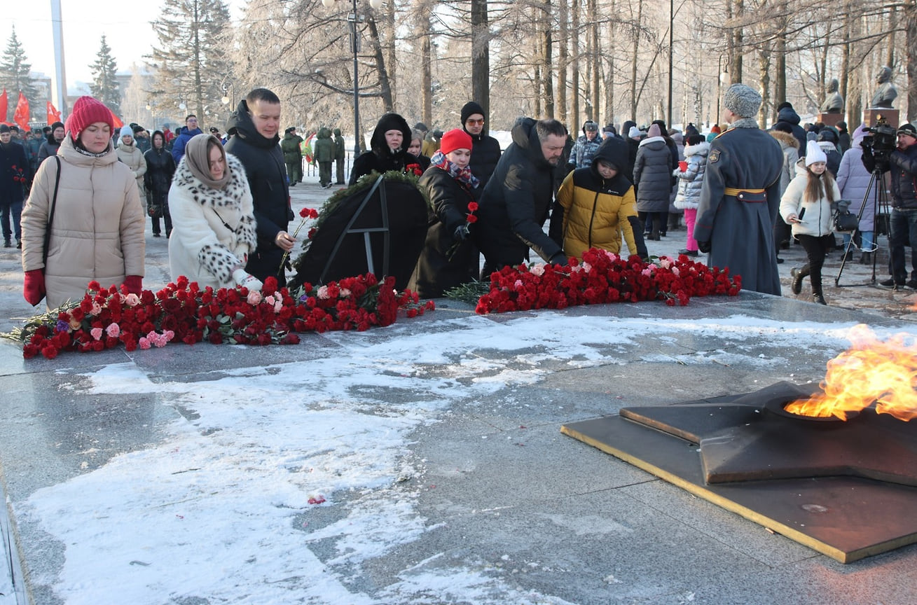 Участники события возложили цветы к монументу