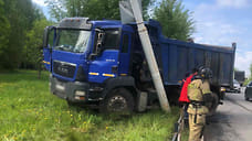 Грузовик вылетел с дороги и врезался в фонарный столб в Ижевске