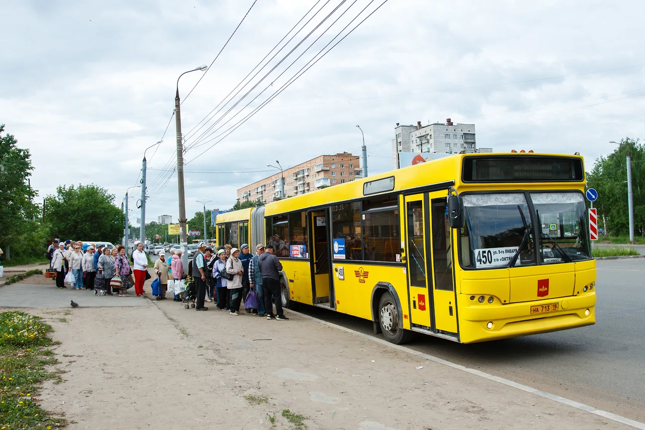 Дополнительные рейсы автобусов пустят на кладбища Ижевска в Троицкую  субботу – Коммерсантъ Ижевск