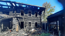 В Ижевске сгорел 2-этажный деревянный дом 1945 года постройки, погибла женщина