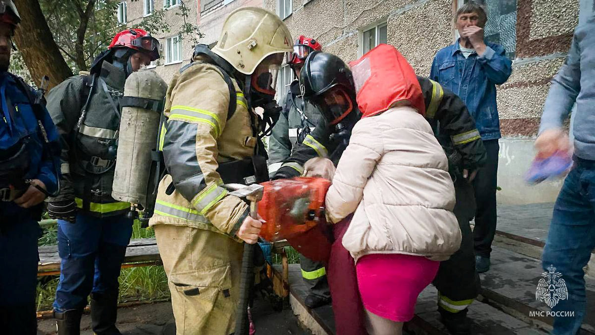 16 человек спасли из пожара ночью на улице Молодежная в Ижевске –  Коммерсантъ Ижевск