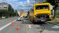 Грузовик врезался в стоящий автобус на улице Сабурова в Ижевске