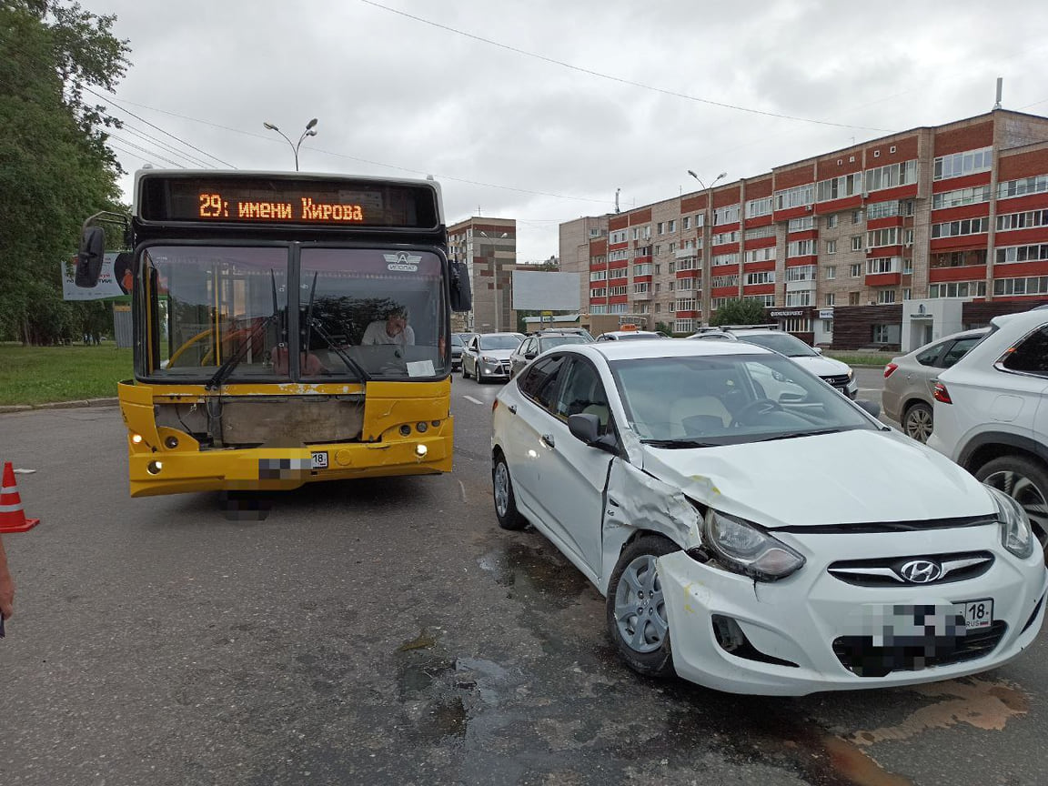 Два пассажира автобуса пострадали в ДТП в Ижевске – КоммерсантъИжевск