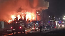 Двухэтажный нежилой дом сгорел в центре Ижевска на улице Красная