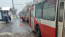 Житель Ижевска поскользнулся и попал под колеса троллейбуса на остановке
