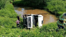 Спасатели УР вытащили водителя из зажатой кабины вылетевшего с моста лесовоза