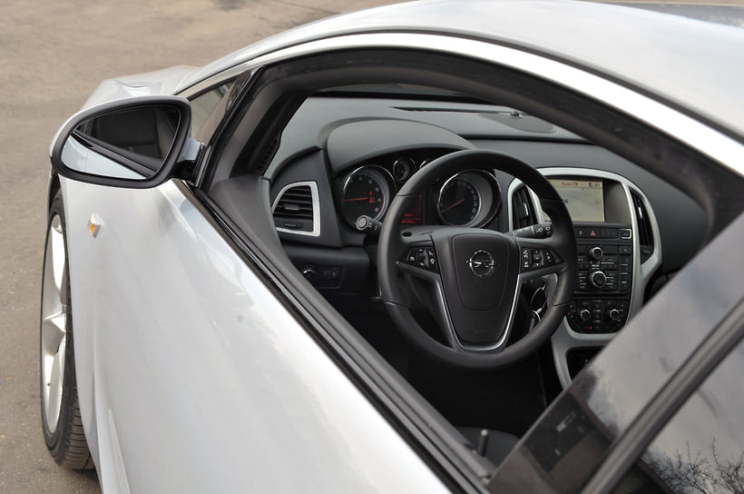 автомобиль Opel Astra GTC