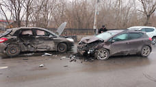 Два автомобиля столкнулись на Долгом мосту в Ижевске