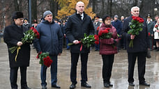 В Ижевске возложили цветы к монументу Михаила Калашникова в честь дня рождения