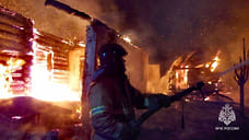 Два частных дома сгорели в Камбарке сегодня утром