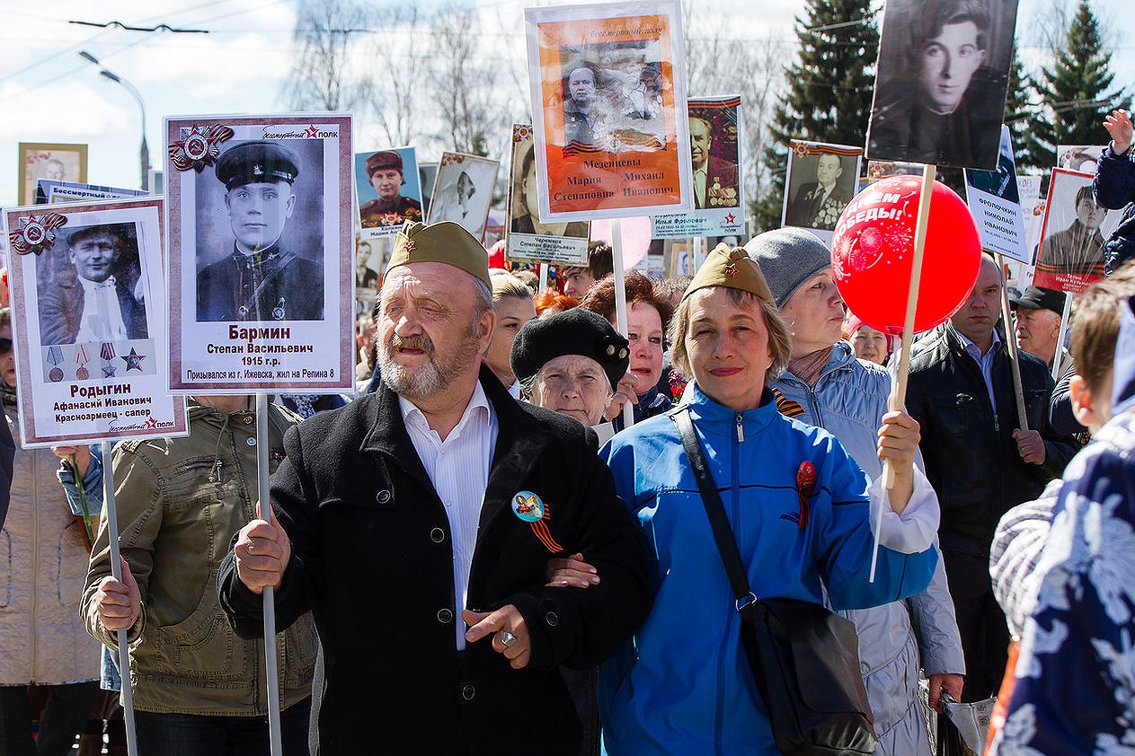 Жители Ижевска и гости столицы с портретами родственников, участвовавших в Великой Отечественной войне. 