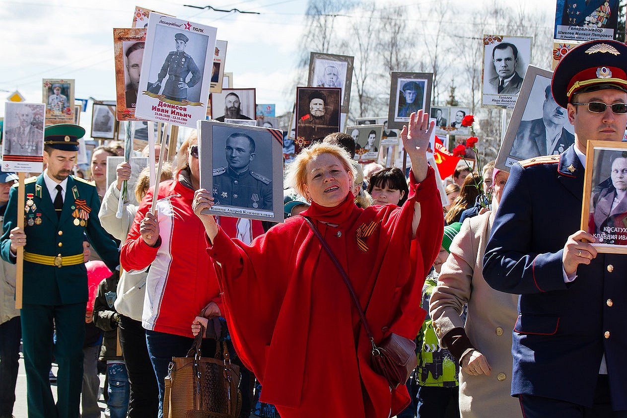 Жители Ижевска и гости столицы с портретами родственников, участвовавших в Великой Отечественной войне. 