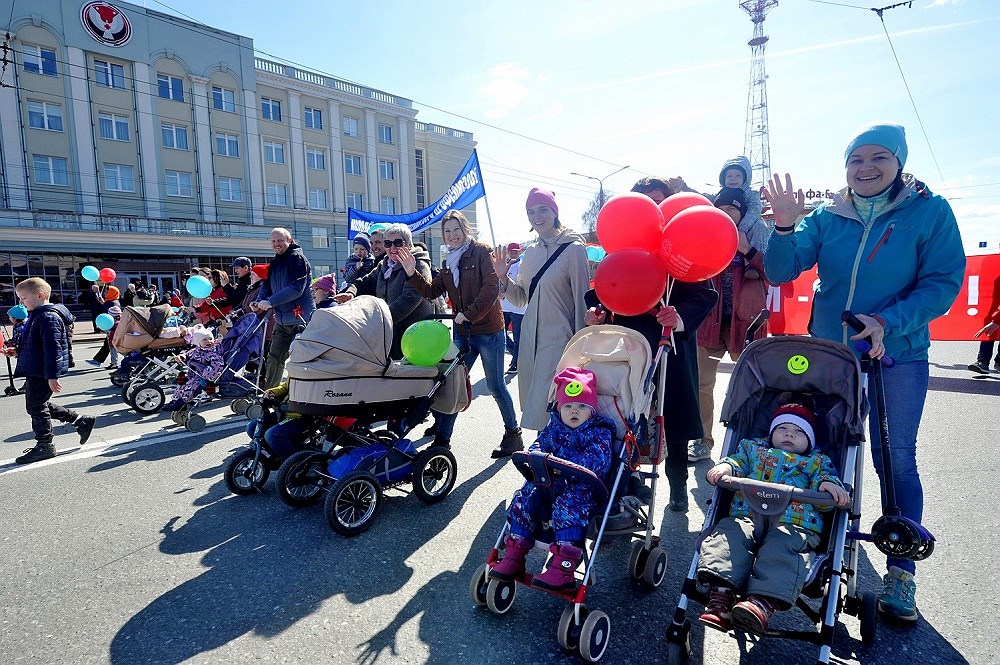 На демонстрацию люди приходили семьями.