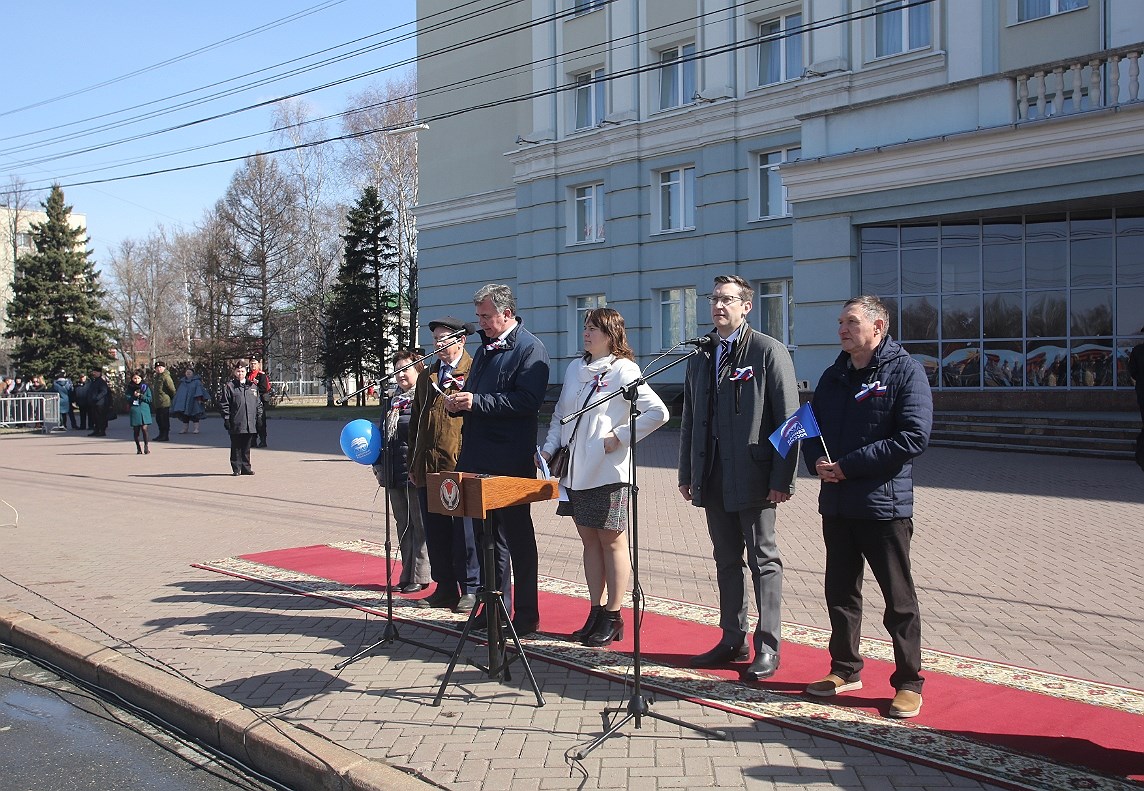 Парад принимал председатель федерации профсоюзов Удмуртии Сергей Шерстобит вместе с представителями органов власти у дома правительства.