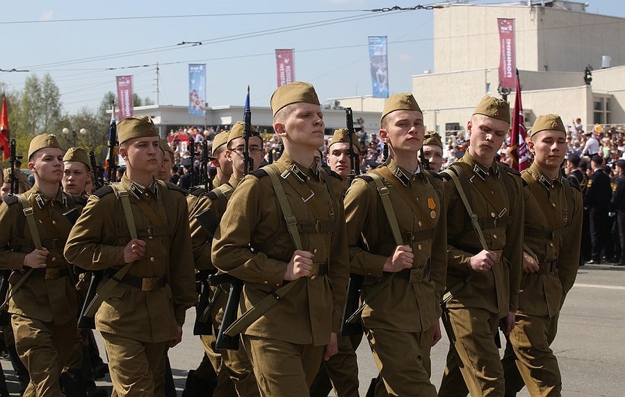 Продемонстрирована военная форма времен Великой Отечественной войны.