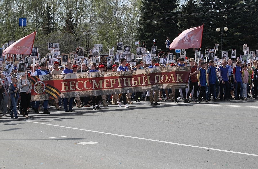 Парад завершился акцией «Бессмертный полк», которая проходит в Удмуртии уже шесть лет подряд.