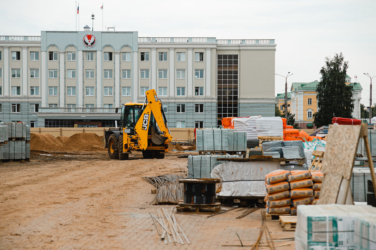 На первый этап ремонтных работ направили более 85 млн руб. из городского, республиканского и федерального бюджетов. Второй этап проходит в 2019 году и предполагает благоустройство участка рядом с Театром оперы и балета. Третий этап состоит из работ на участке между киноцентром «Россия», ДК «Металлург» и эспланадой — спуском до монумента Дружбы народов