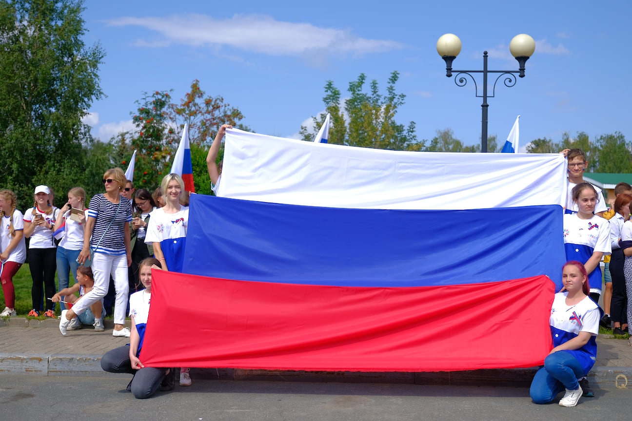 «Хотелось сделать что-то яркое, необычное, запоминающееся и, вместе с тем, чтобы мы смогли показать сплоченность, гордость, что живём в этой стране и любим ее. Каждый занимался своим направлением – кто-то договаривался с размещением на вышке, кто-то заказывал флаг, это заняло 3 дня»,— отметил один из организаторов мероприятия Артем Саначев