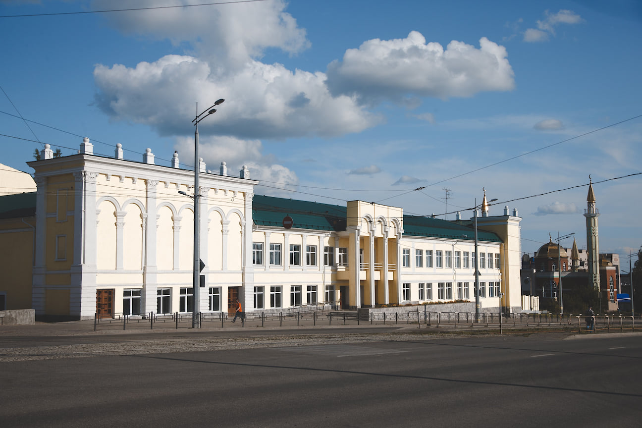 Власти Удмуртии отказались сносить здание бывшего драмтеатра имени Короленко в Ижевске, которое находится в аварийном состоянии. Вместо этого его отреставрируют для нужд центра удмуртской культуры. Об этом сообщил глава республики Александр Бречалов