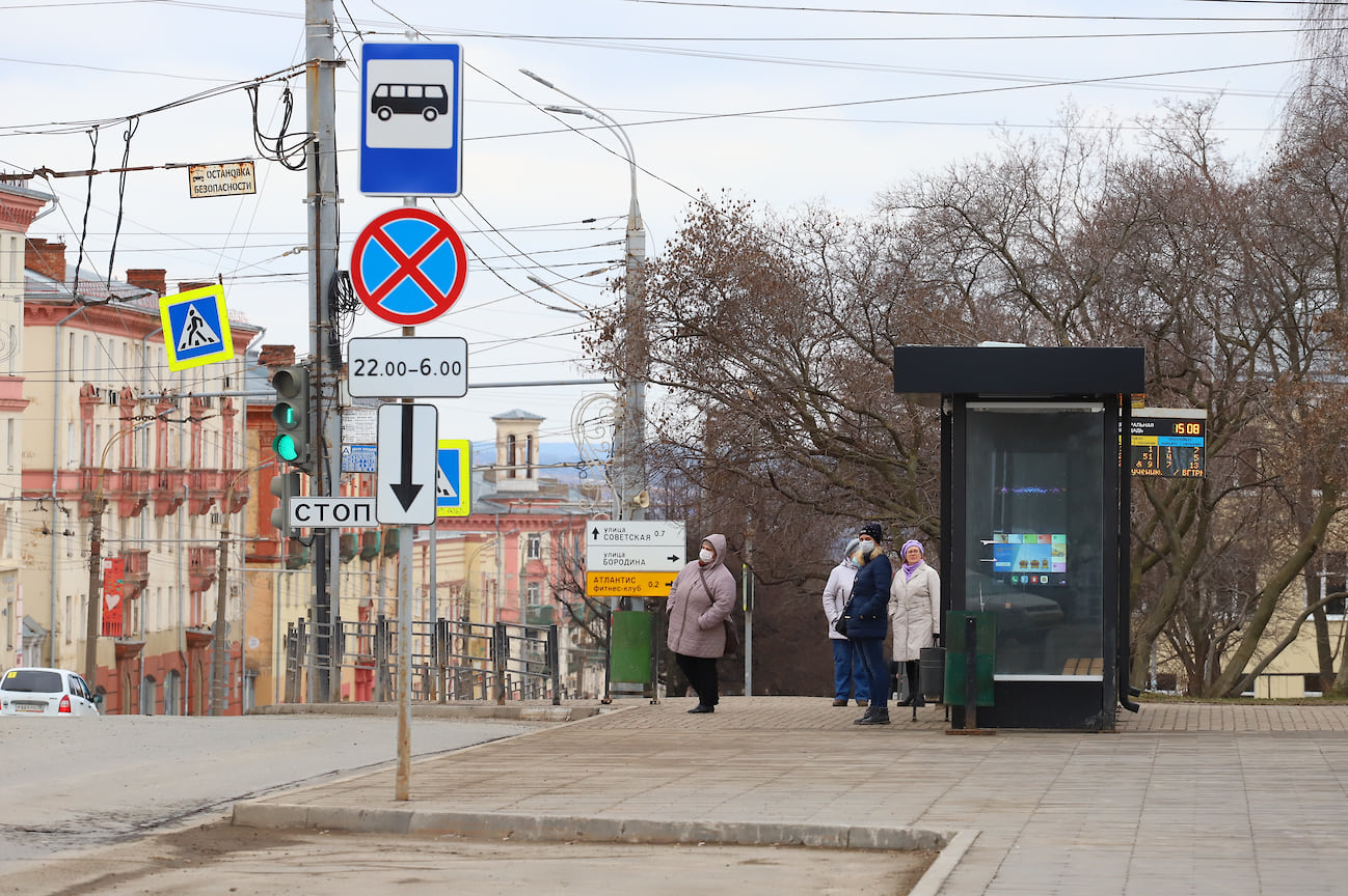 Но некоторые люди неподалеку ожидают общественный транспорт.