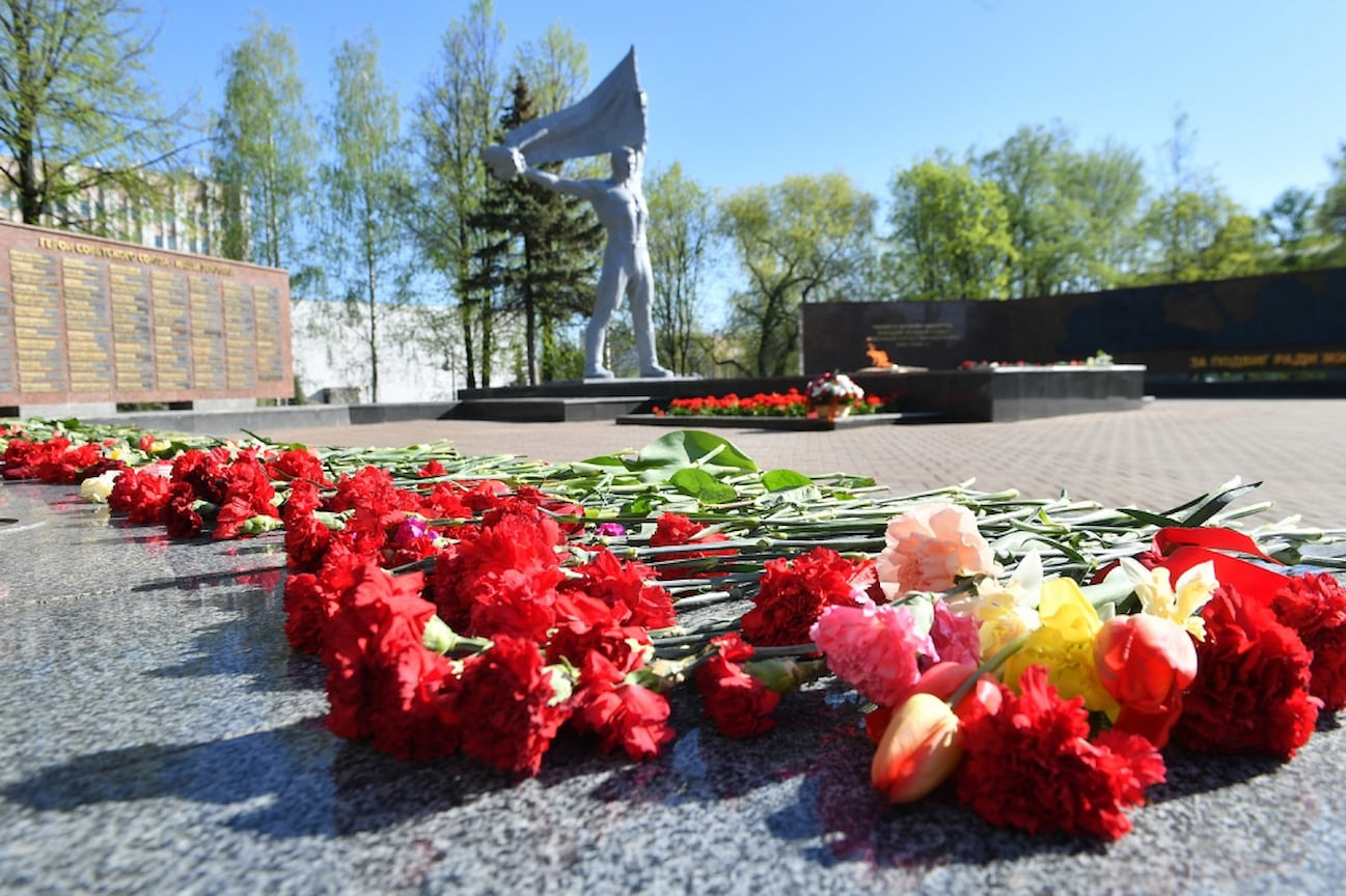 В сквере Победы у Вечного огня утром в Ижевске прошла вахта памяти. Обычно ее несут школьники, но в этом году из-за неблагополучной ситуации по коронавирусу у Вечного огня  стояли представители ветеранских организаций.