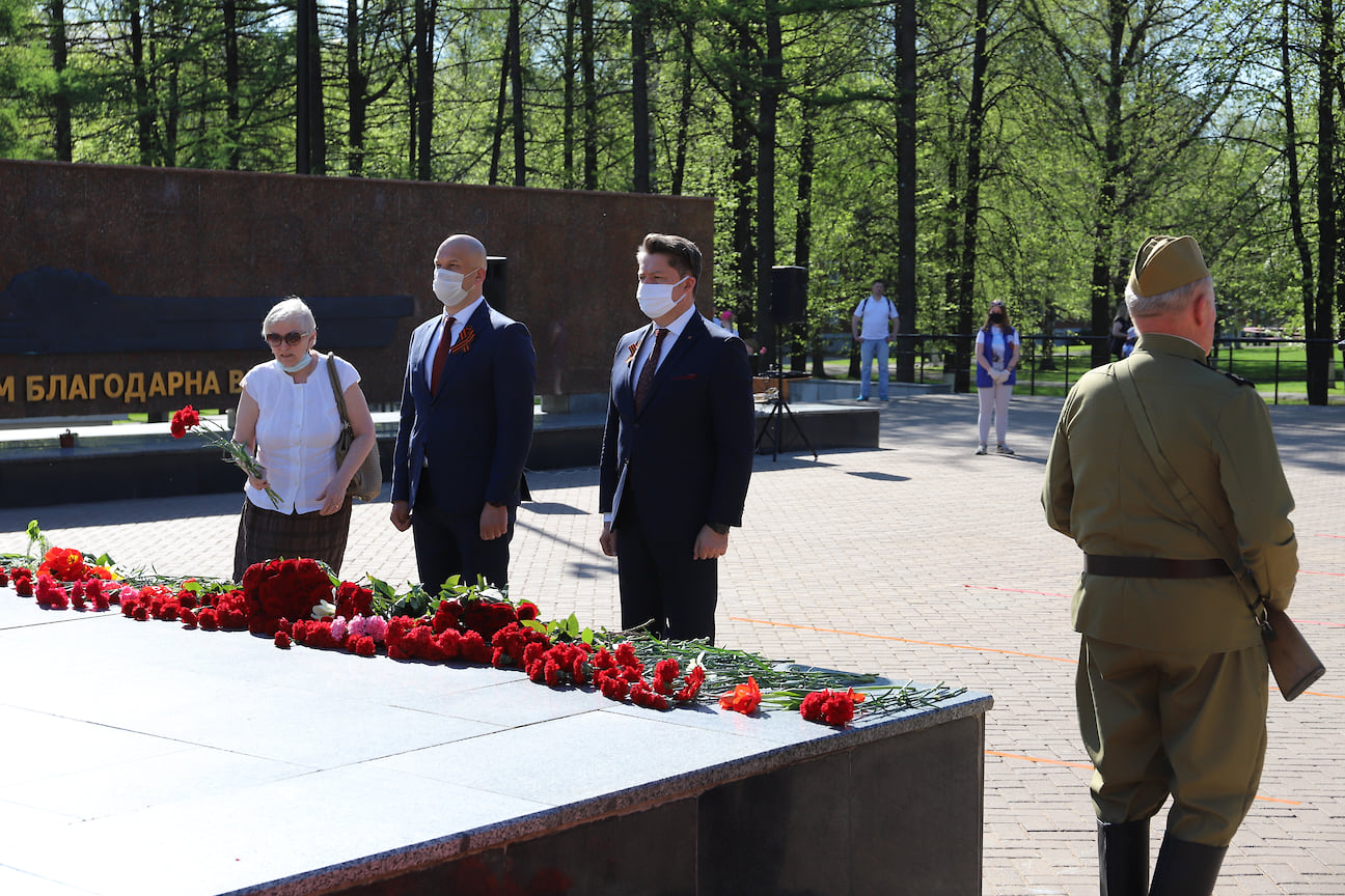 С самого утра цветы возложили глава Удмуртии, глава Ижевска, волонтеры, казаки и простые горожане.