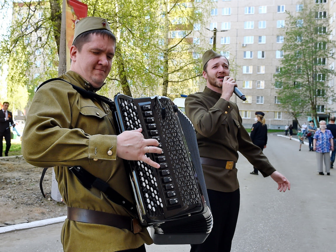 Концерты и парады провели возле домов ветеранов.