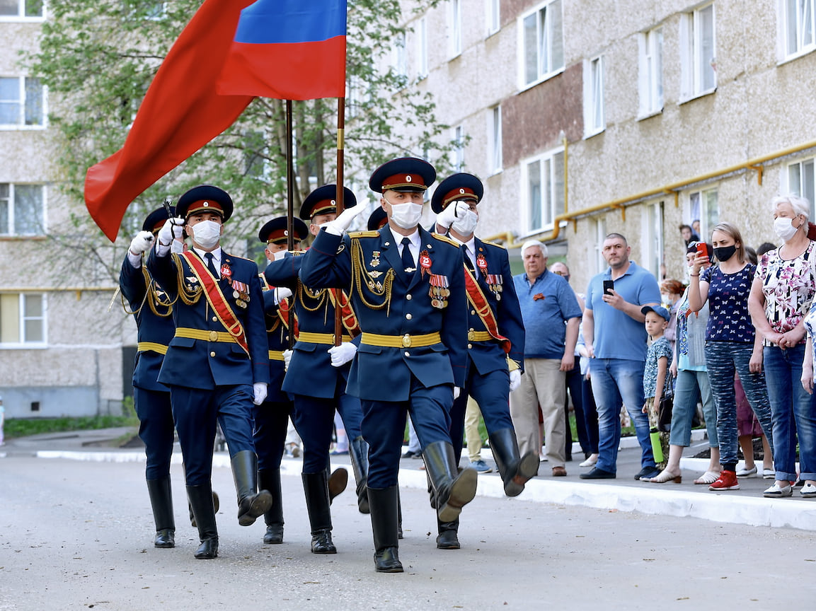 Во дворе дома ветерана маршем прошел парадный расчет МЧС и группа УФСИН. 