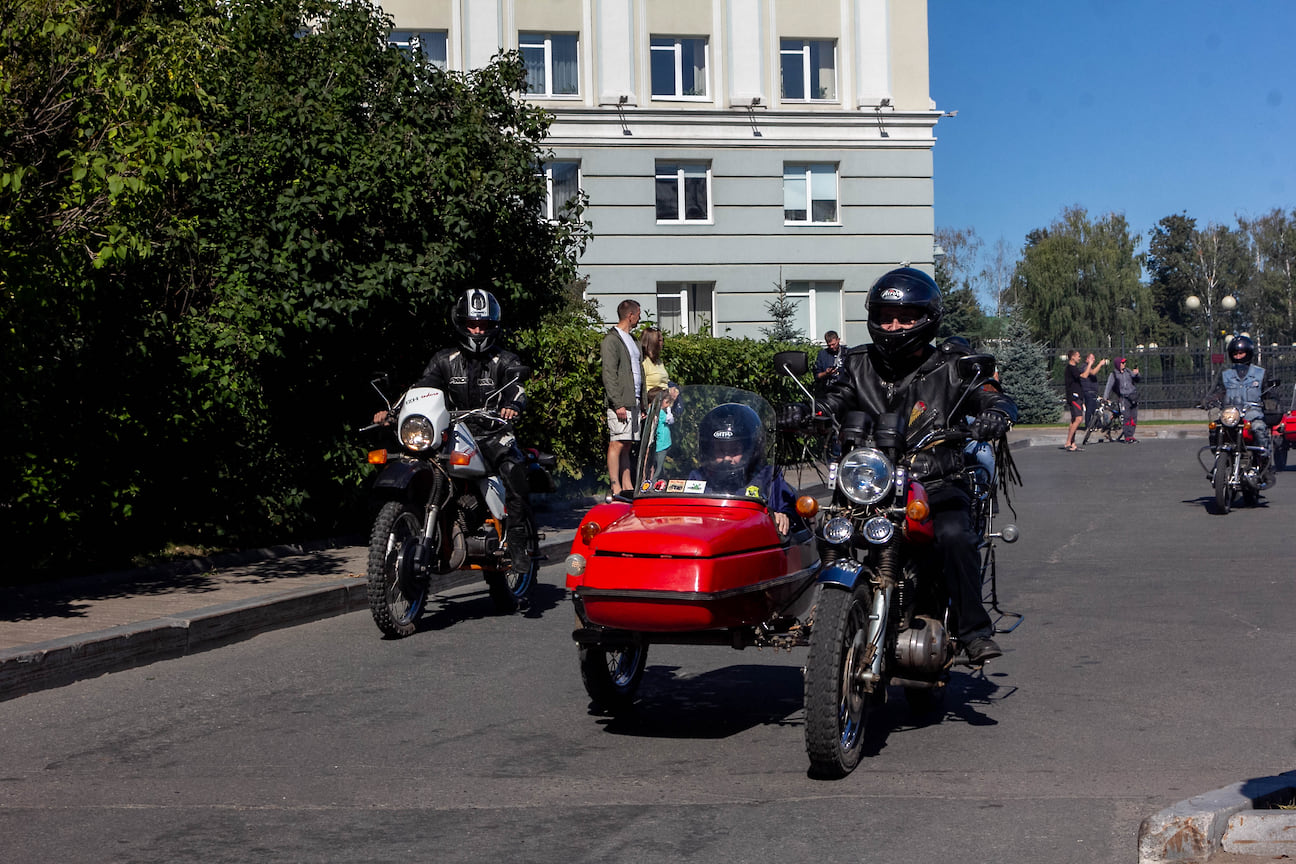 С 11:00 участники съезда собрались на парковке у дома правительства Удмуртии.