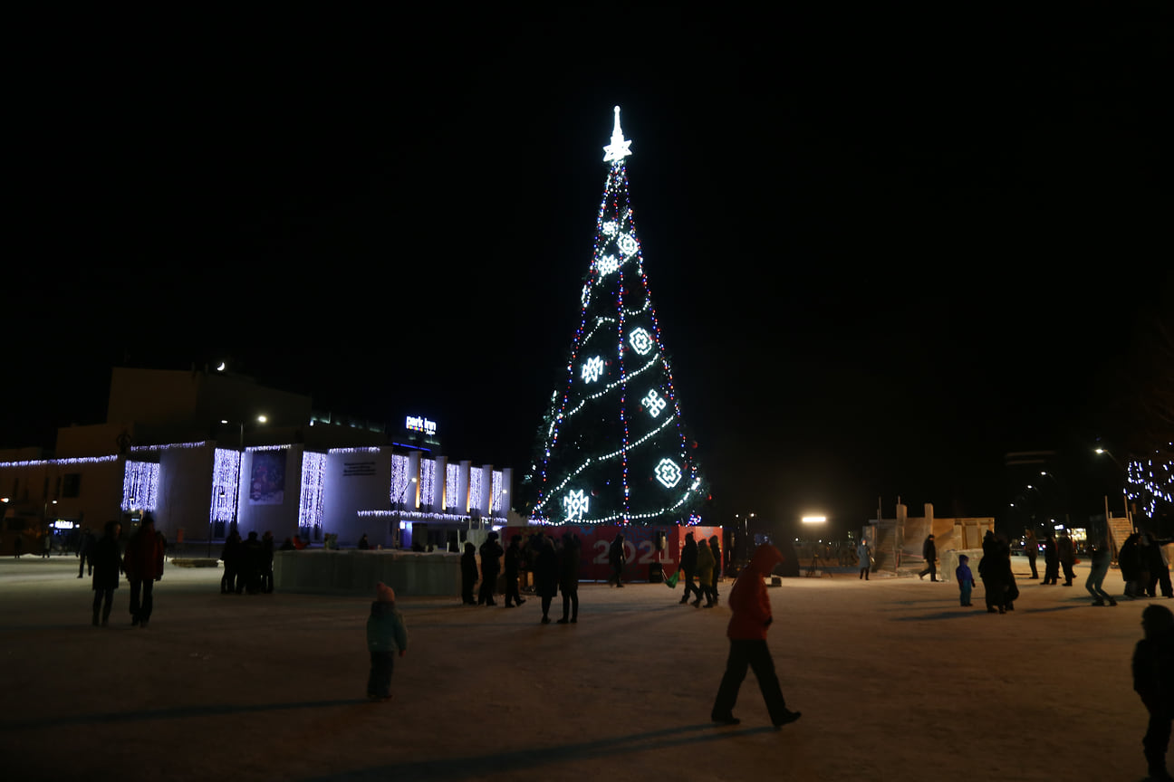 19 декабря на Центральной площади Ижевска включили иллюминацию на главной городской елке