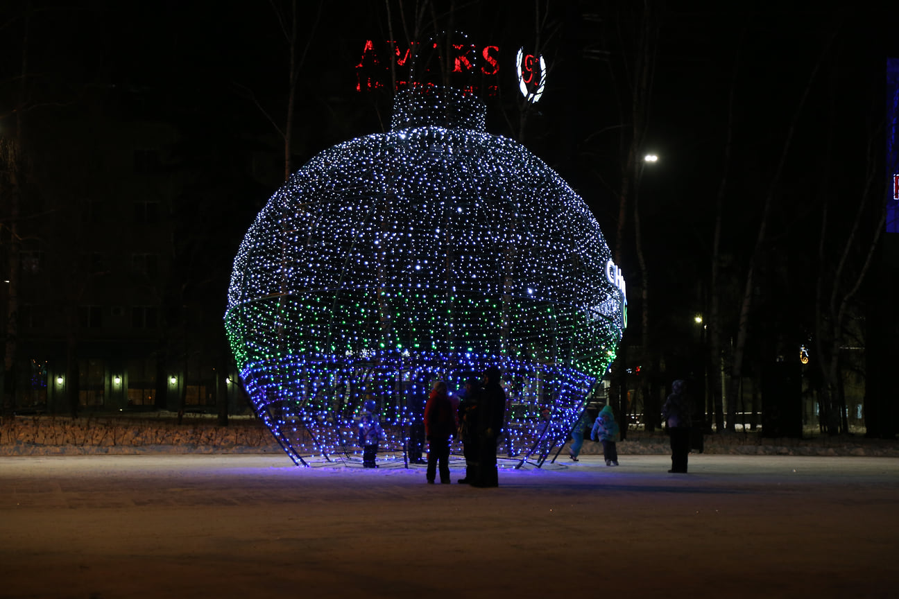 На Центральной площади новогоднее настроение создает световое оформление, праздничная музыка, работают ярмарочные домики