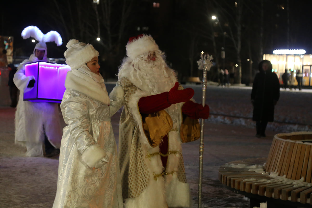 Интермедией около елки с участием Деда Мороза, Снегурочки и сказочных персонажей было положено начало новогодним мероприятиям в столице Удмуртии