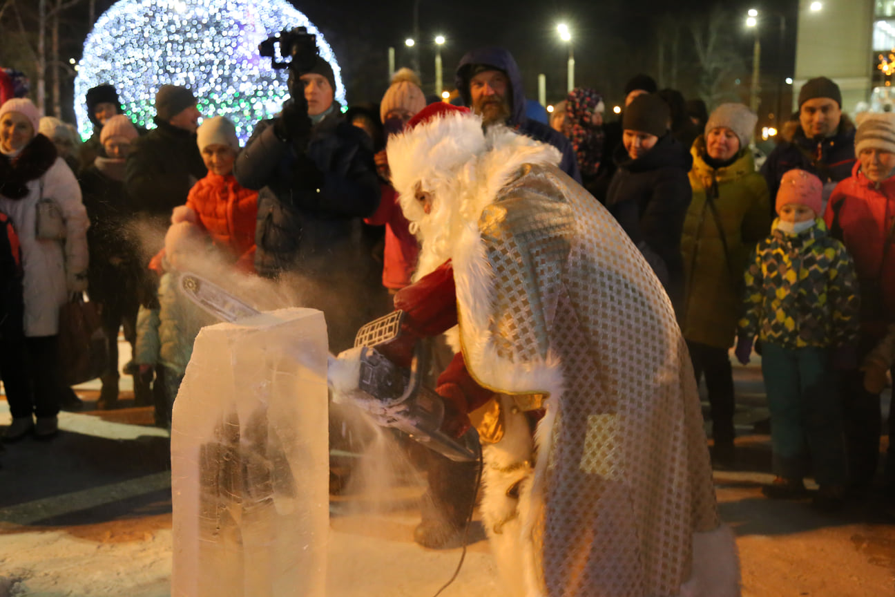 Дед Мороз, вооружившись электропилой, внес свою лепту в строительство ледовых скульптур, чтобы городок появился здесь как можно быстрее