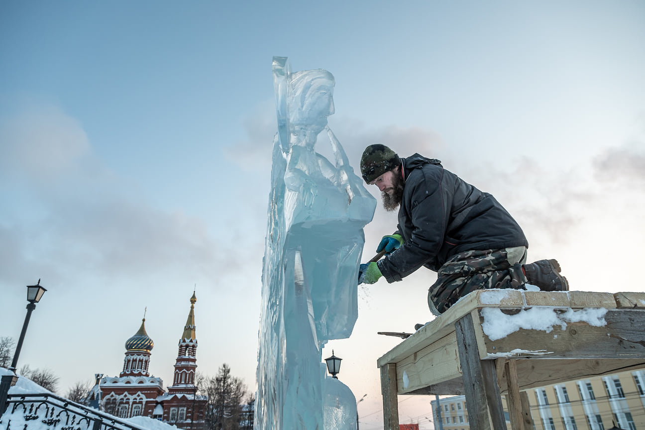 В нем приняли участие 45 художников. 