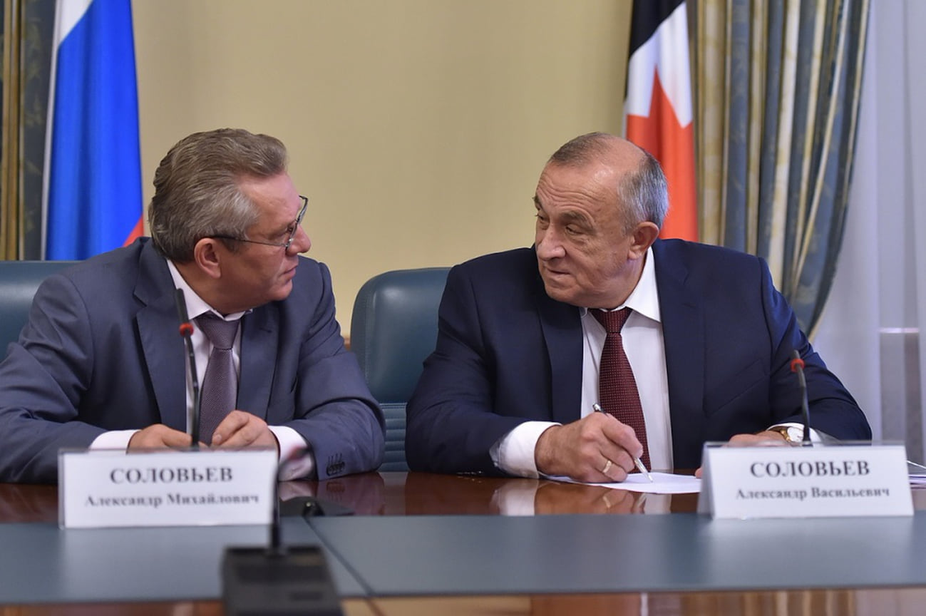 Экс-глава Удмуртии обвинения в получении взяток в ходе судебного процесса отверг и во время прений и последнего слова настаивал, что никаких денег не просил и не получал. По его мнению, в деле замешан экс-замминистра транспорта Александр Соловьев, его тезка, который пользовался близким положением к главе республики, чтобы вымогать взятку. Защита сделала акцент на решенные в те годы вопросы с крупным долгом экс-замминистра по исполнительным листам. Подсудимый подчеркивал, что не мог влиять на проверки хода строительства мостов, а финансирование велось строго по ходу выполнения работ.

