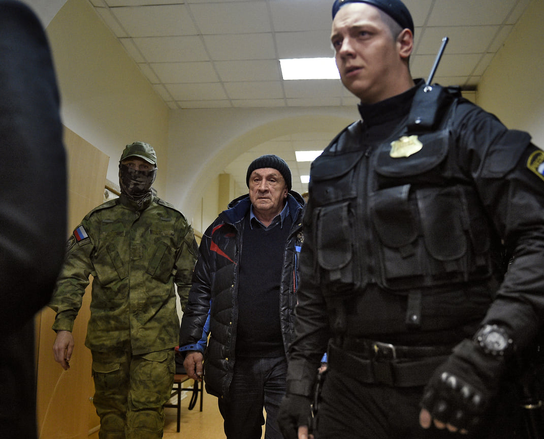 В тот же день Александру Соловьеву предъявили обвинение в получении взяток от представителей ООО РИК, которое занималось строительством платных мостов через реки Каму и Буй в районе Камбарки. По версии следствия глава региона получил взятки на 140 млн руб. за общее покровительство и обеспечение внеочередной и незамедлительной оплаты выполняемых работ из федерального и регионального бюджетов.
