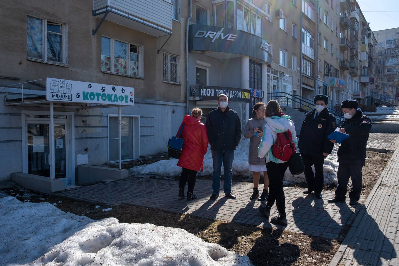 Ранее помещение закрыли по приказу арендодателя из-за долгов, но забрать животных владелице не разрешили.