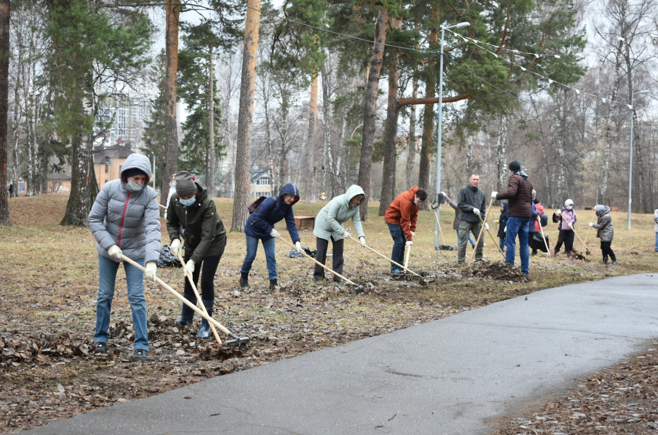 24 апреля в Ижевске, Сарапуле, Глазове, Воткинске, Можге, поселках Ува и Игра прошел всероссийский субботник в рамках нацпроекта «Жилье и городская среда». Уборка велась на объектах будущего благоустройства. В ней приняли участие чиновники Удмуртии. 