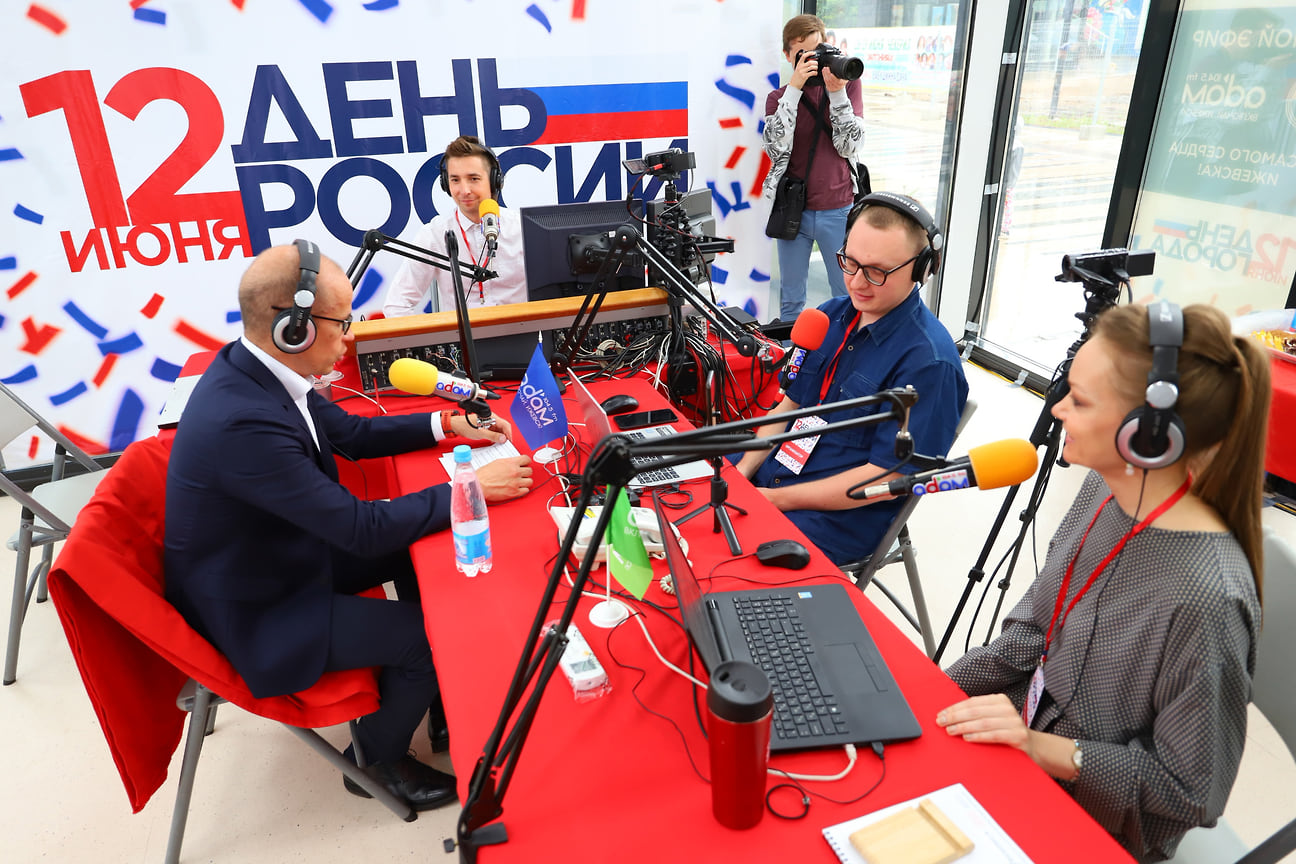 На Центральной площади Ижевска работала открытая студия радиостанции «Адам». Эфир посетили известные горожане и члены правительства, в том числе глава Удмуртии Александр Бречалов.